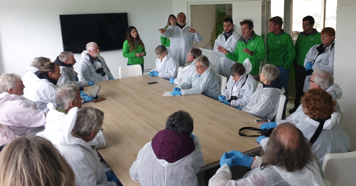Un grupo de expertos del 10th ISVC 2023 Congreso Internacional del Ovino visitan las instalaciones de Dehesa Dos Hermanas
